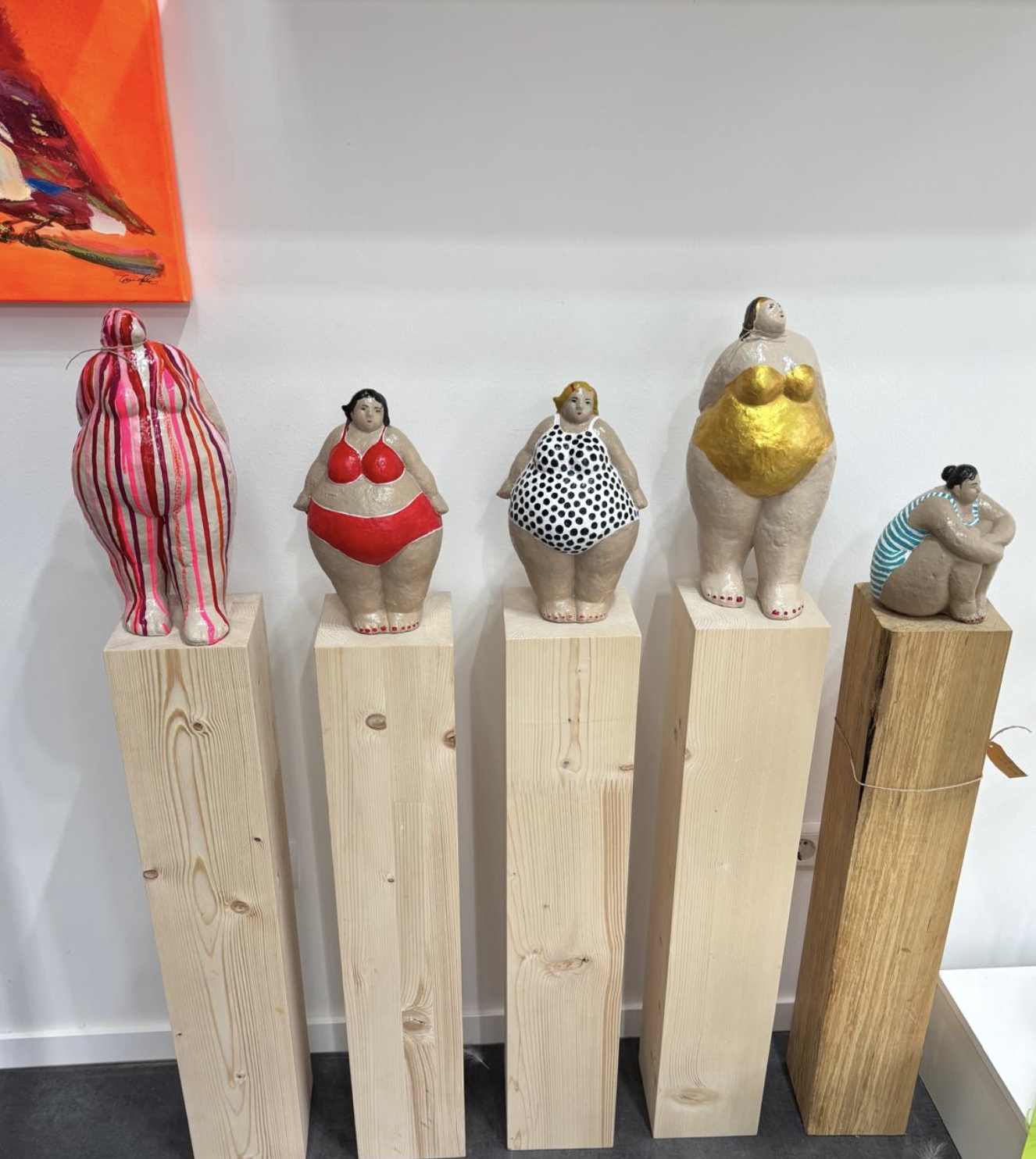 Liebevoll dekoriertes Schaufenster mit Osterhasen und weißer Keramik